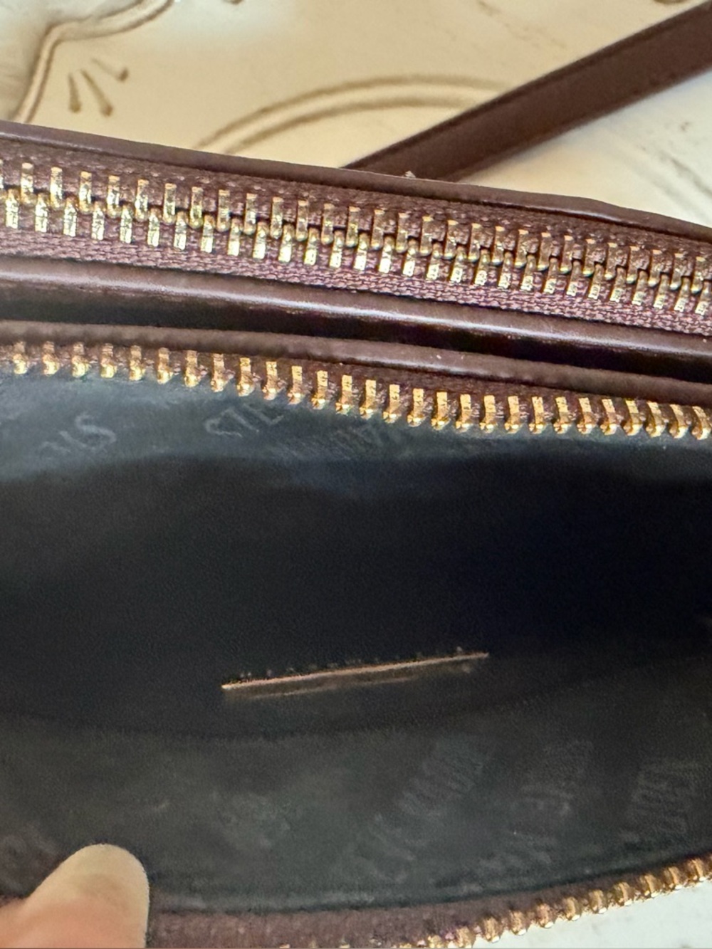 Stuff a bag Steve Madden Chocolate Brown faux Leather Crossbody - Picture 7 of 11